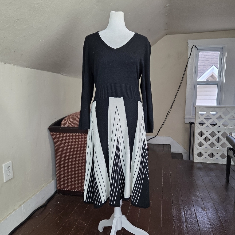 Neiman‎ Marcus Black White Knit Dress V-Neck Long Sleeve A-Line Size L